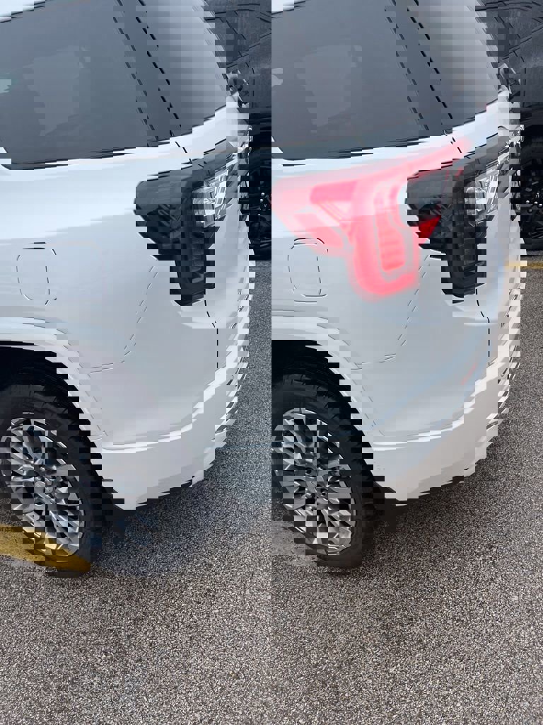 Used 2023 GMC Acadia Denali w/ Denali Technology Package image 6