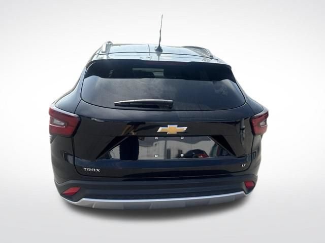 Used 2025 Chevrolet Trax LT FWD image 4