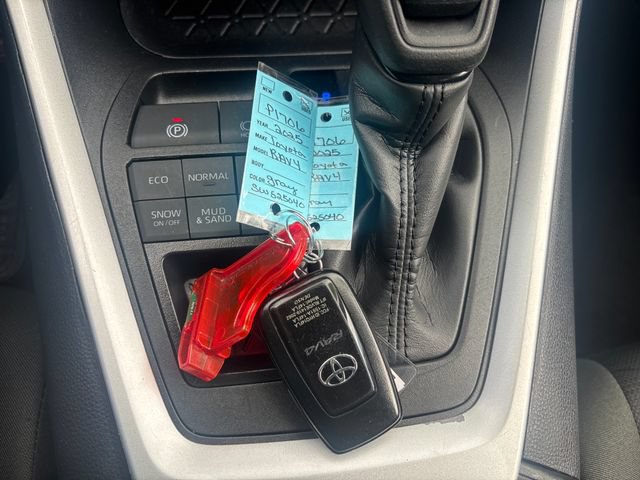Used 2025 Toyota RAV4 XLE AWD/4WD image 49