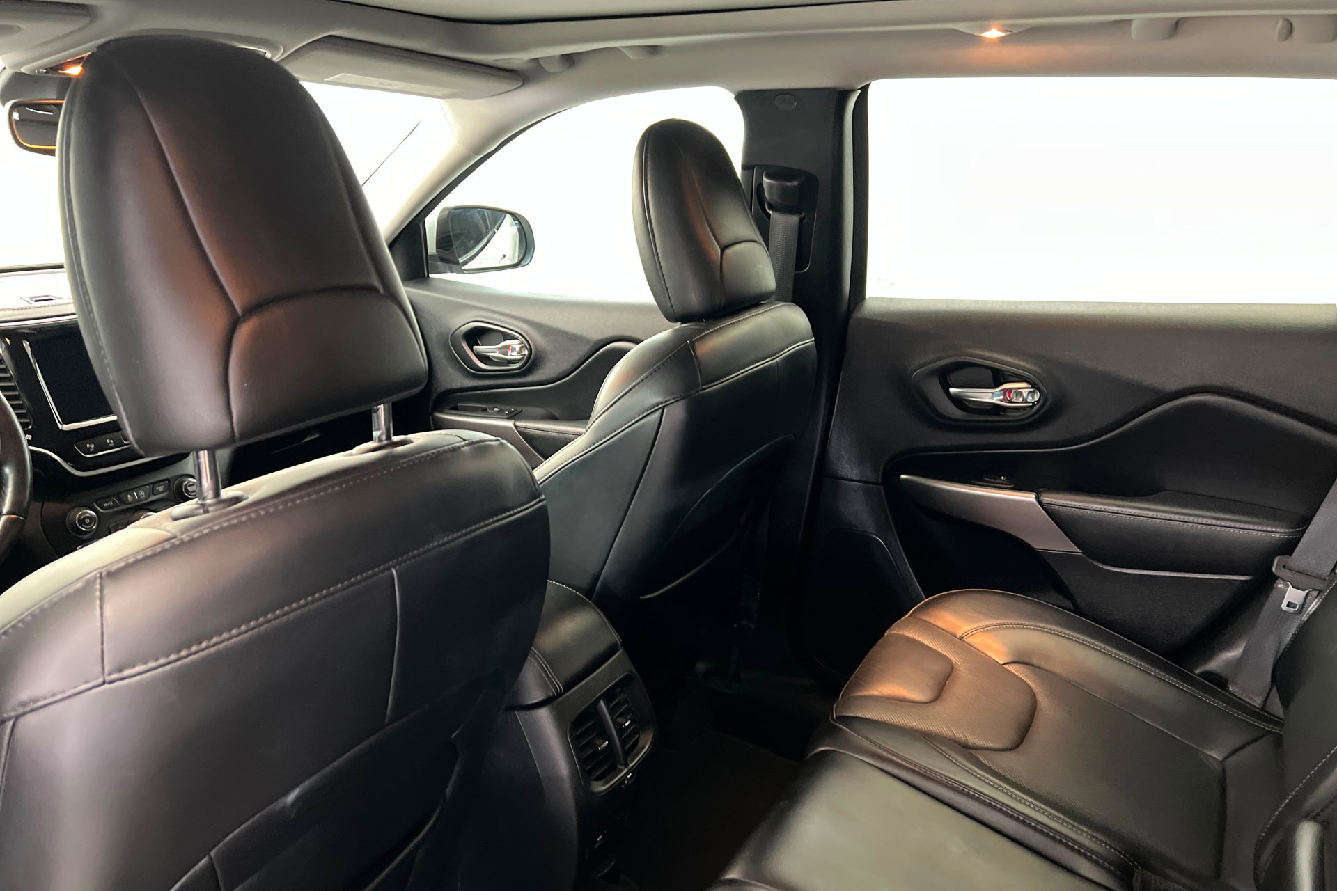 Used 2021 Jeep Cherokee Limited image 19