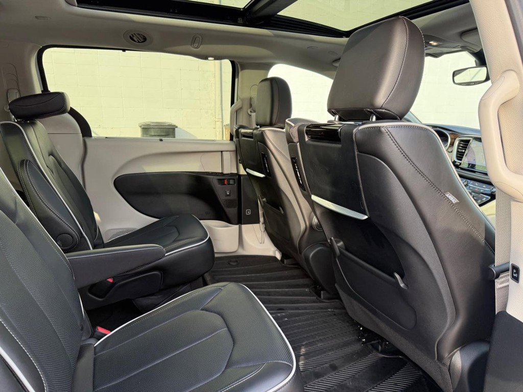 Used 2024 Chrysler Pacifica Limited w/ Uconnect Theater Family Group image 12