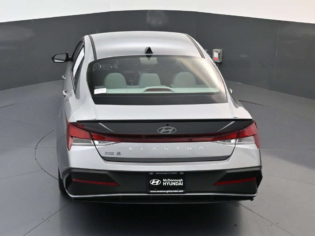 Used 2025 Hyundai Elantra Sport FWD image 18
