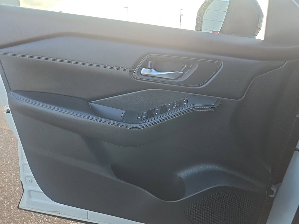 Used 2023 Nissan Rogue SV w/ SV Premium Package image 12