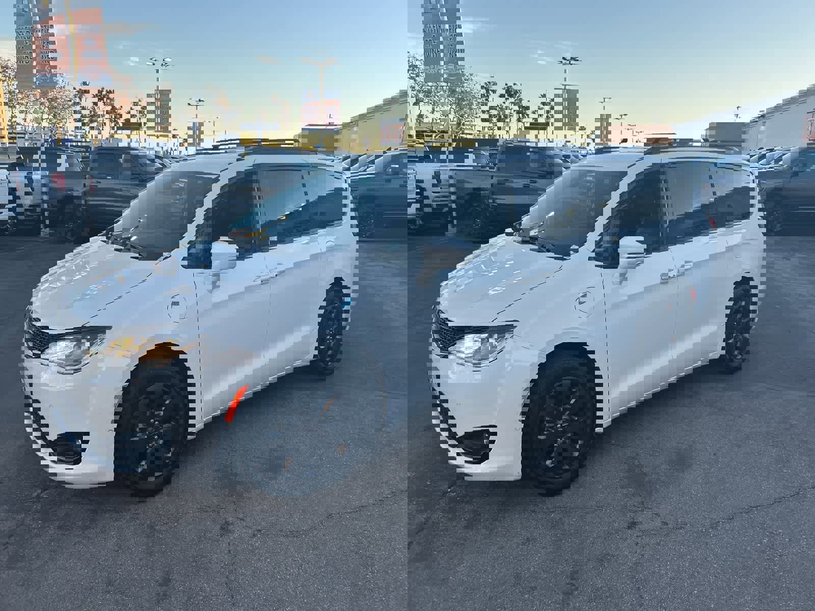 Used 2020 Chrysler Pacifica Limited w/ Advanced Safetytec Group image 3