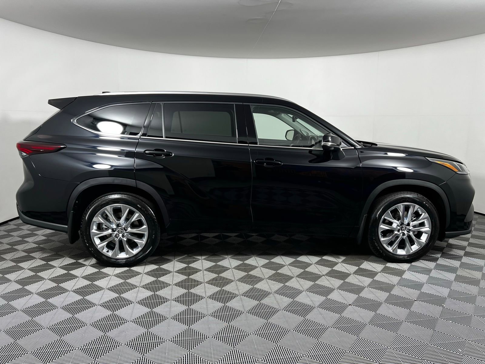 Certified 2026 Toyota Highlander Limited image 4