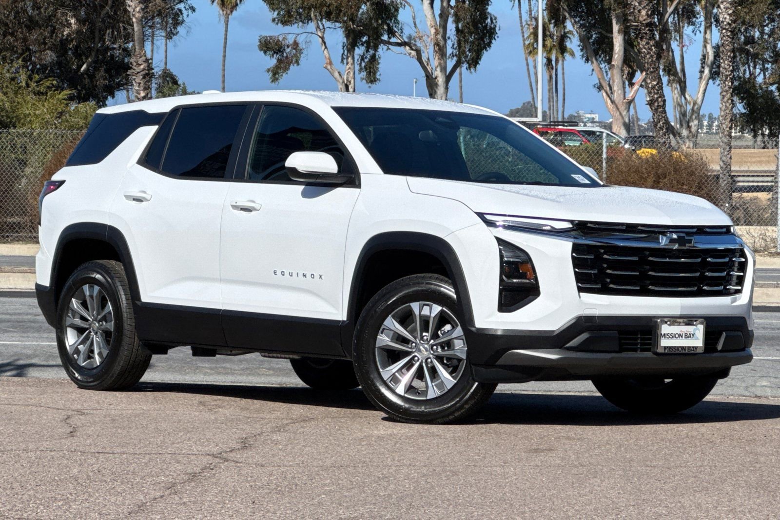 New 2025 Chevrolet Equinox LT image 2