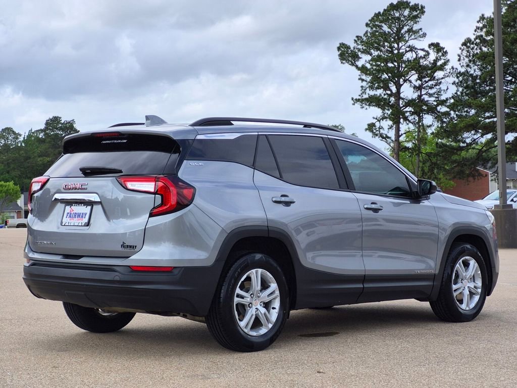 Used 2023 GMC Terrain SLE w/ Driver Convenience Package image 4