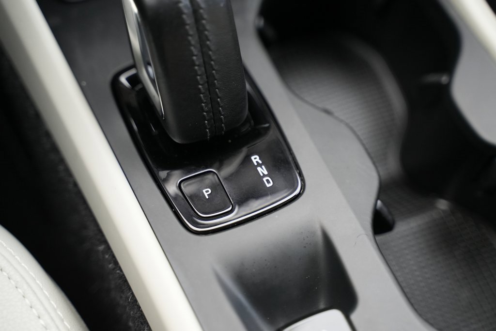 Used 2021 Volvo XC40 T5 Momentum w/ Premium Package image 32