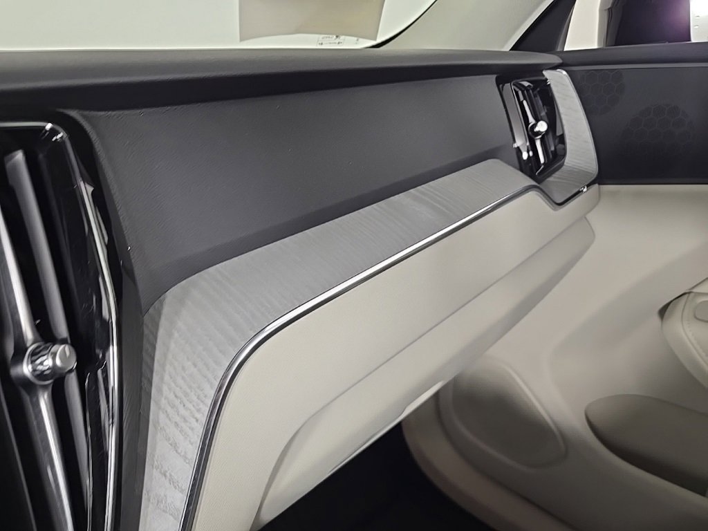 Certified 2025 Volvo XC60 T8 Plus w/ Protection Package Premier image 22