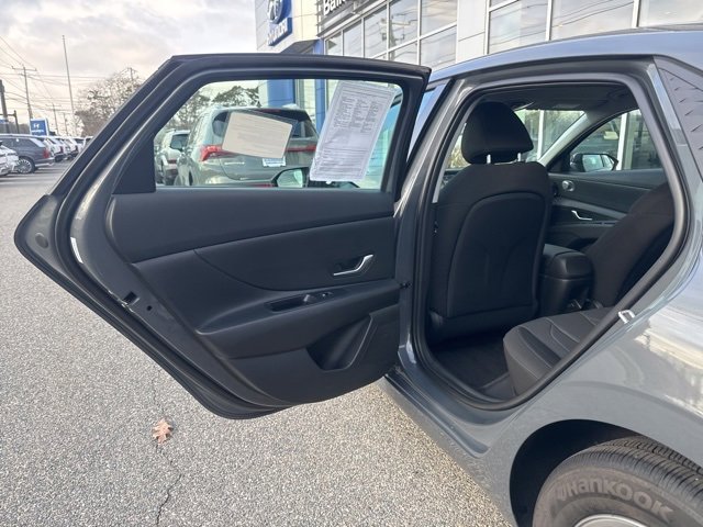 Certified 2025 Hyundai Elantra SE image 46