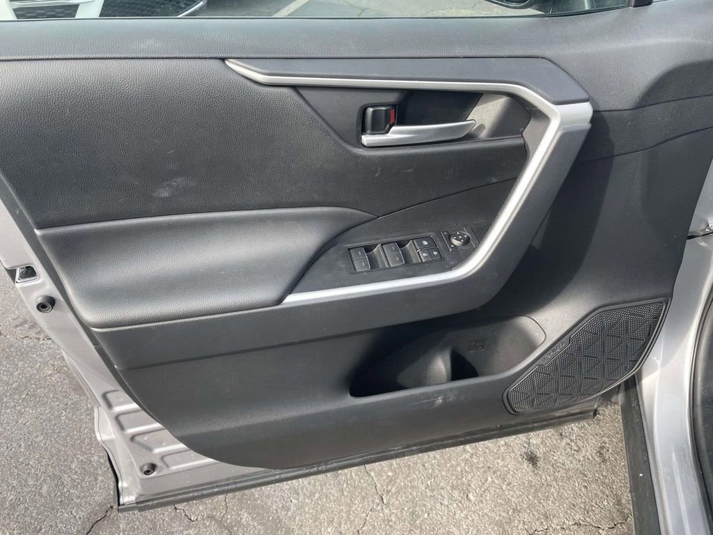 Used 2025 Toyota RAV4 XLE image 26