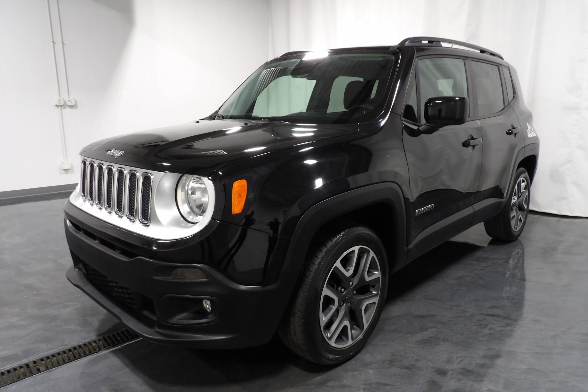 Used 2017 Jeep Renegade Latitude w/ Cold Weather Group image 3