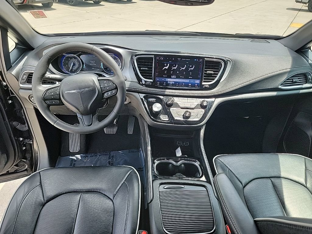 Used 2025 Chrysler Pacifica Limited image 17