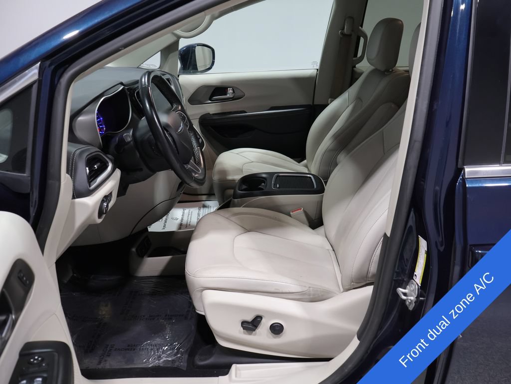 Used 2021 Chrysler Pacifica Touring-L FWD image 2