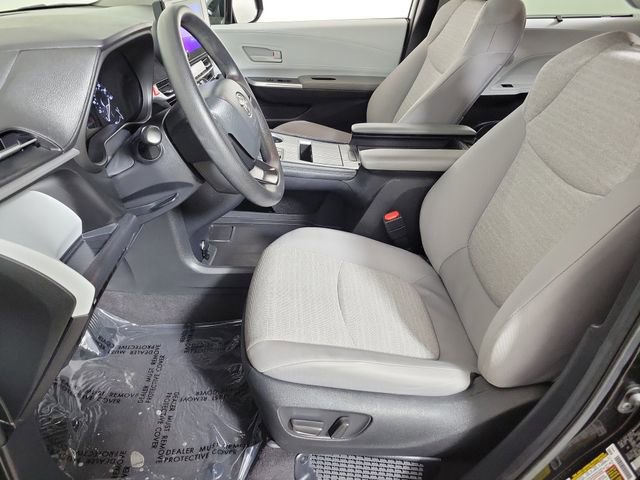 Used 2025 Toyota Sienna LE FWD image 19