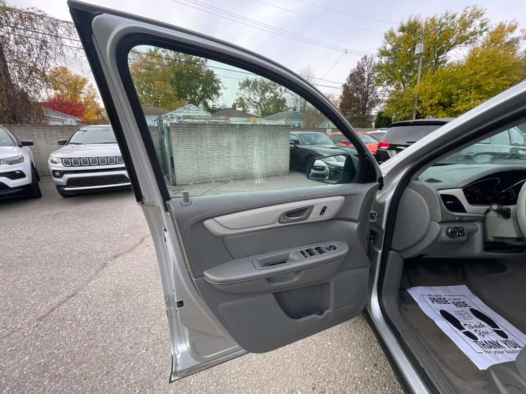 Used 2017 Chevrolet Traverse LS image 9