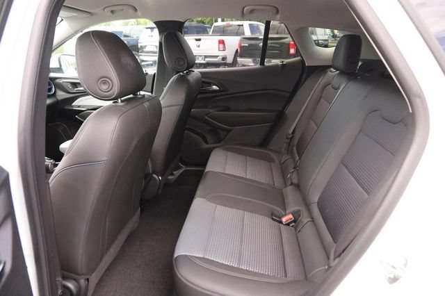 Used 2025 Chevrolet Trax LT w/ LT Convenience Package FWD image 9