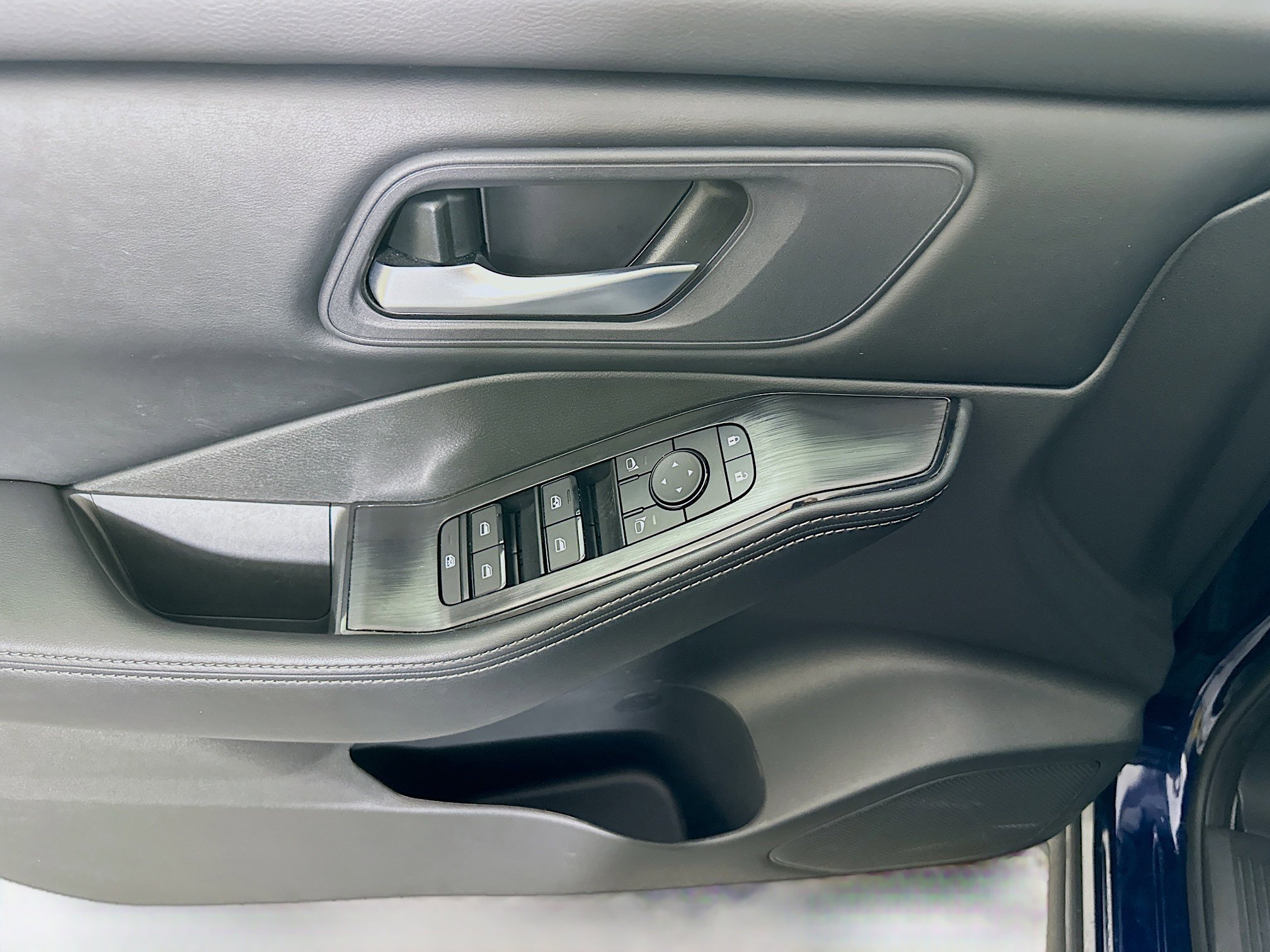 Used 2025 Nissan Rogue SV image 15