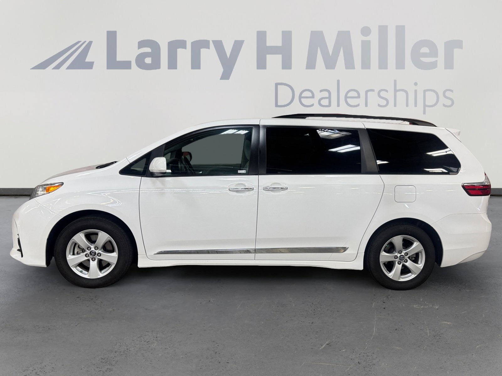 Certified 2019 Toyota Sienna LE w/ LE Preferred Package FWD image 2