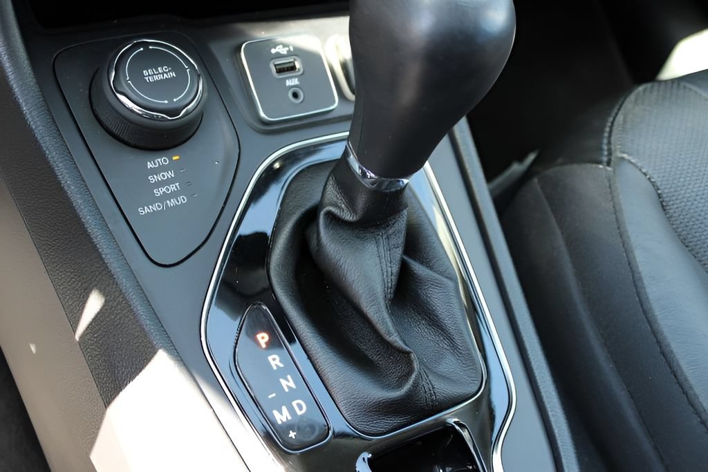 Used 2020 Jeep Cherokee Limited AWD/4WD image 18