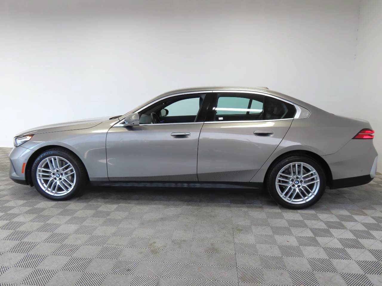 Used 2024 BMW 530i xDrive AWD/4WD image 5