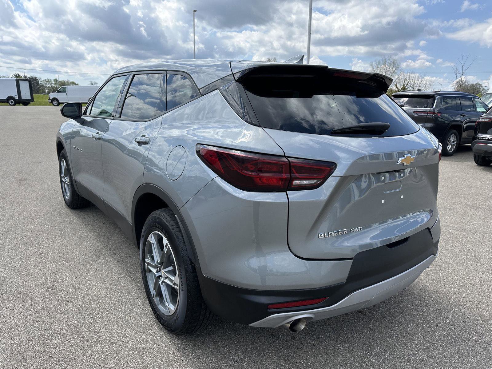 Used 2025 Chevrolet Blazer LT AWD/4WD image 3