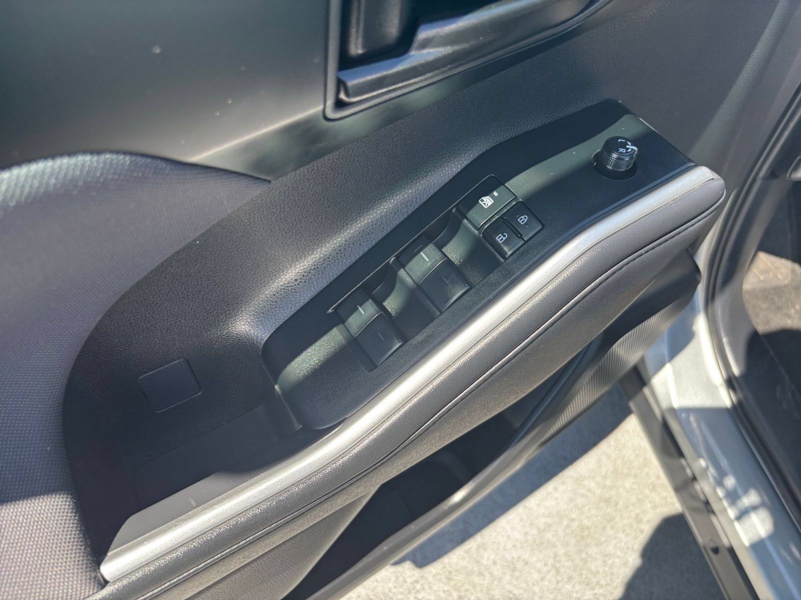 Used 2025 Toyota Highlander LE FWD image 18