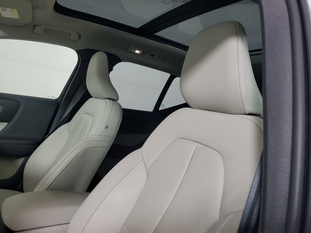 Certified 2024 Volvo XC40 B5 Plus w/ Climate Package AWD/4WD image 23