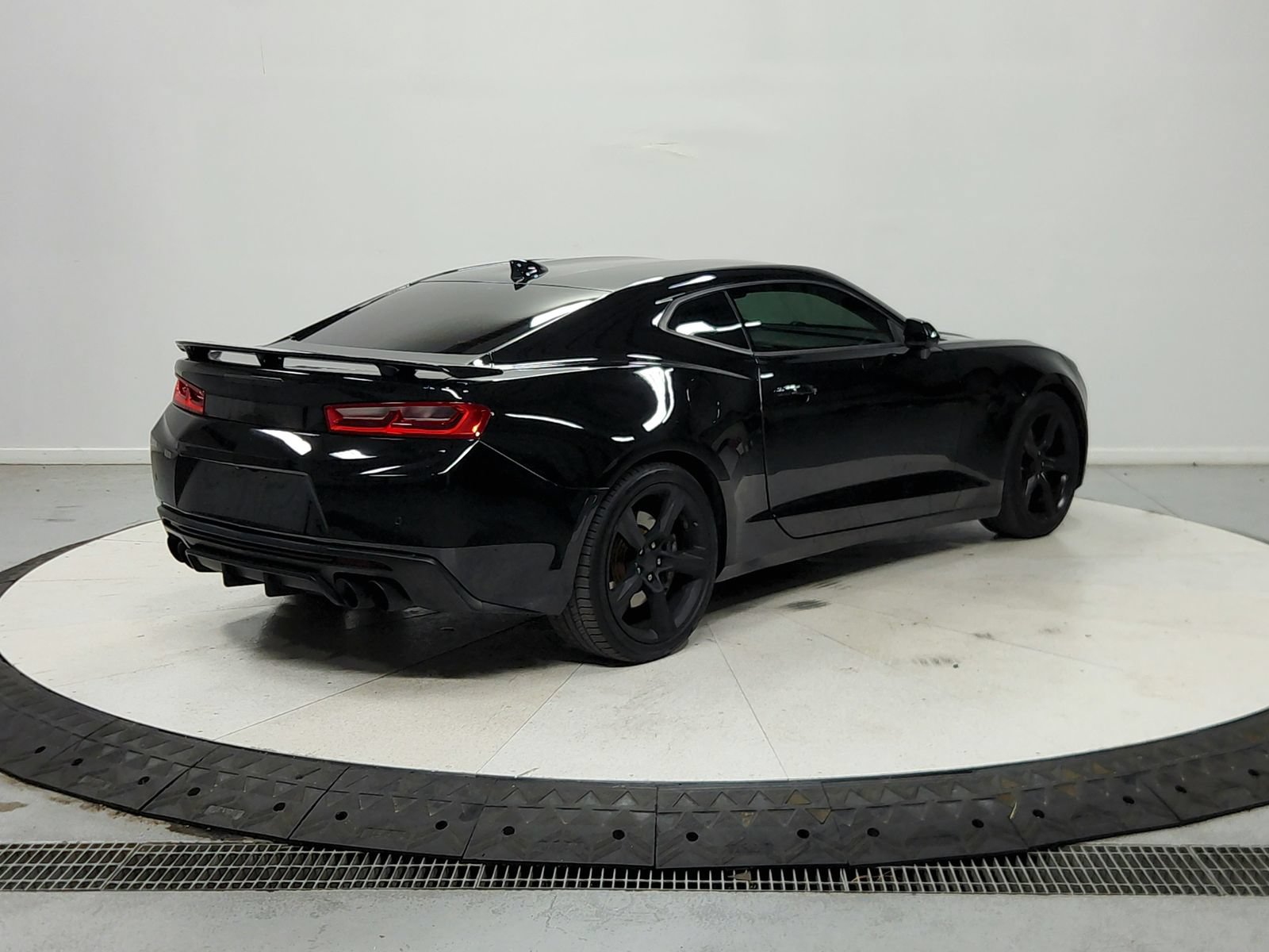 Used 2016 Chevrolet Camaro SS RWD image 8