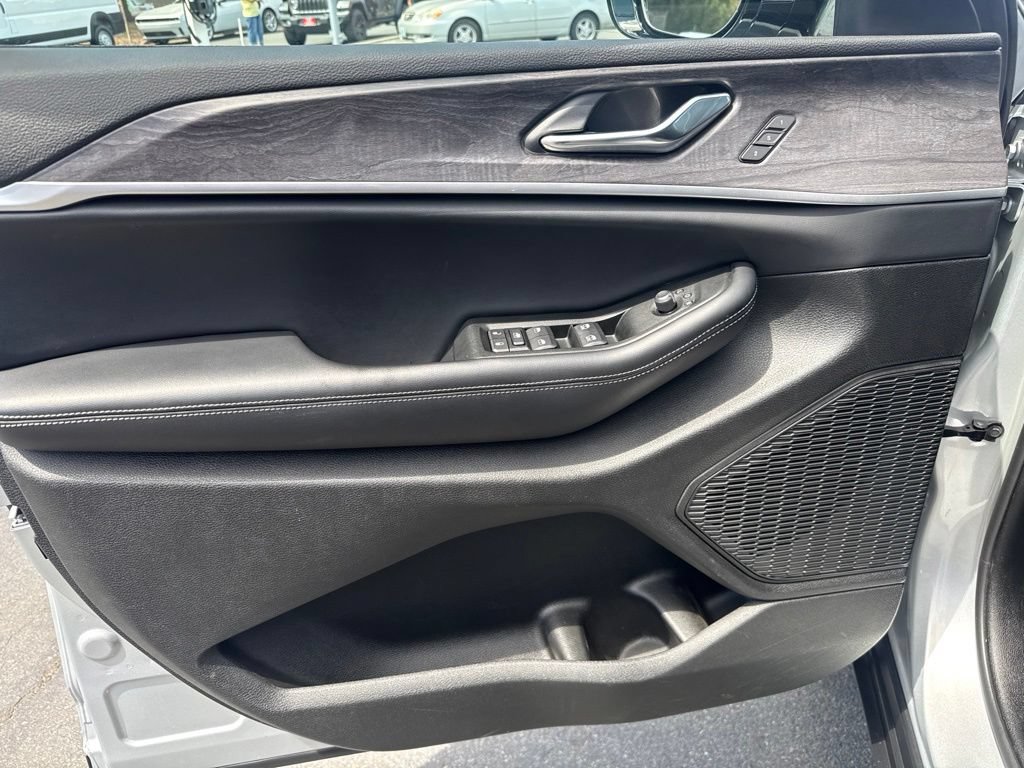 Used 2025 Jeep Grand Cherokee L Limited RWD image 12