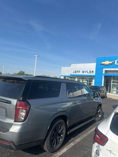 Used 2023 Chevrolet Suburban Z71 w/ Z71 Off-Road Package AWD/4WD image 3