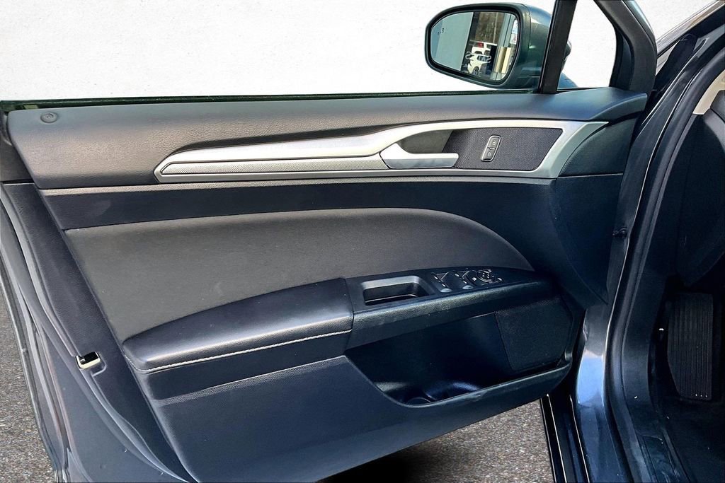 Used 2020 Ford Fusion SE image 18
