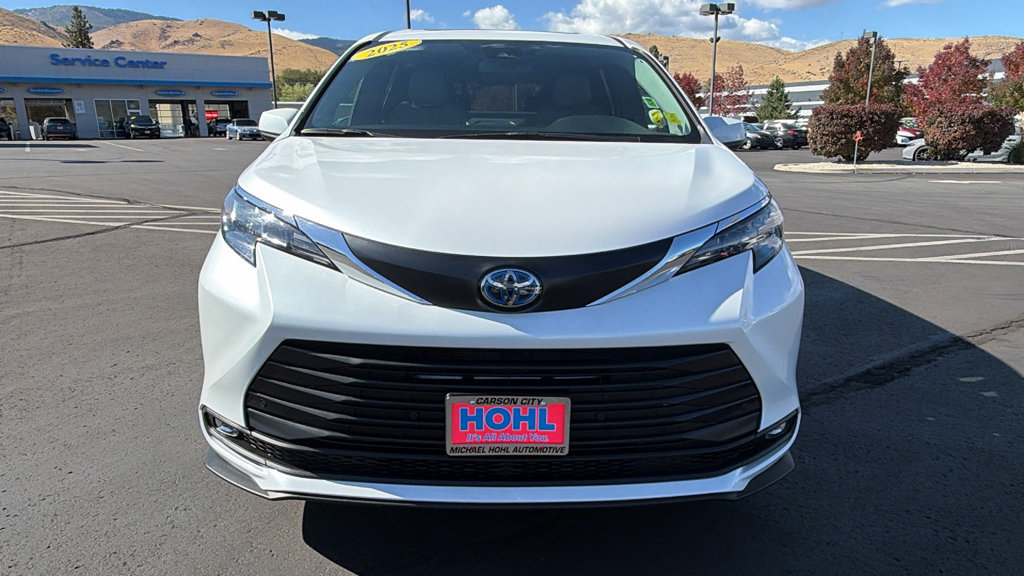 Used 2025 Toyota Sienna XLE FWD image 8