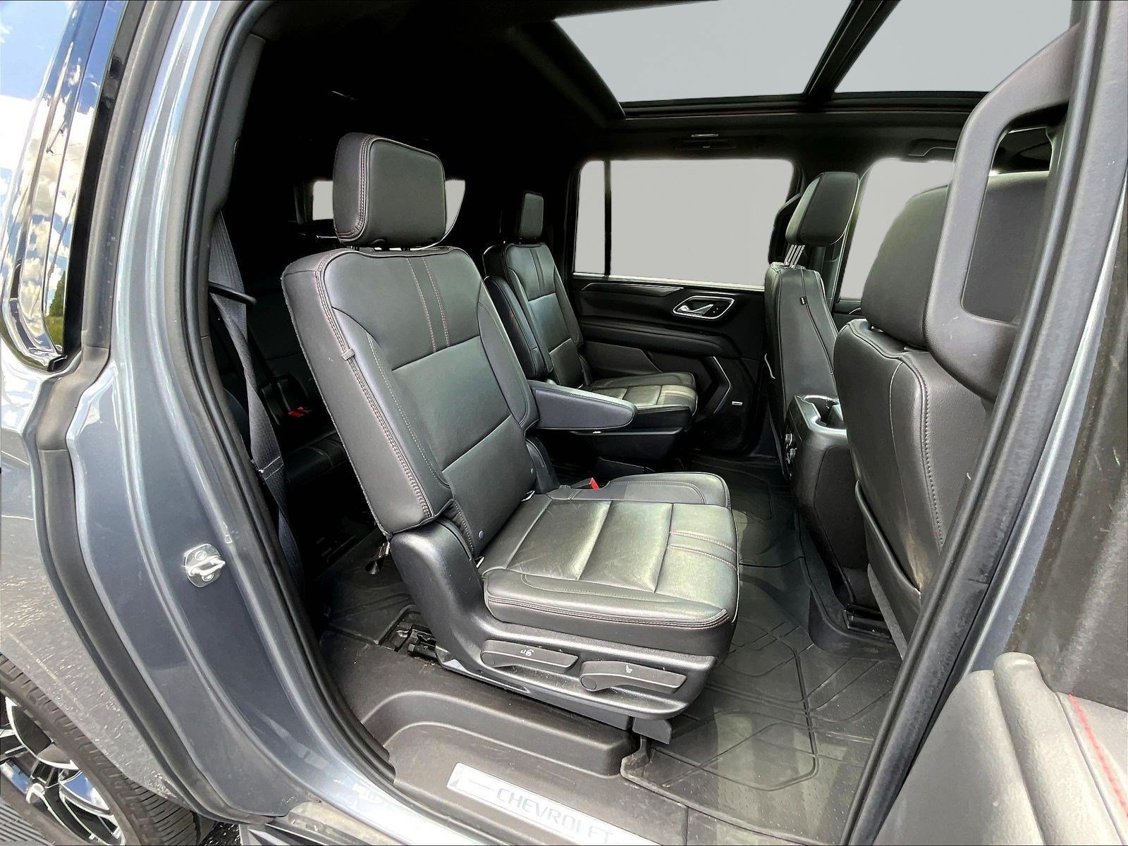 Used 2021 Chevrolet Suburban RST w/ Luxury Package AWD/4WD image 25