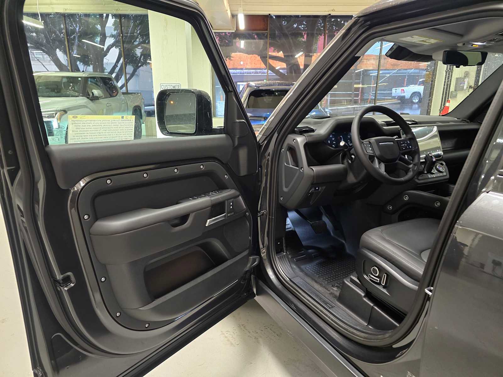 New 2026 Land Rover Defender 130 X-Dynamic SE image 21