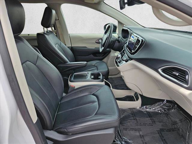 Used 2024 Chrysler Pacifica Touring-L FWD image 25