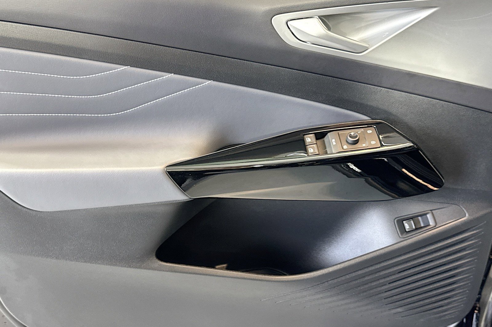 Used 2023 Volkswagen ID.4 S image 17