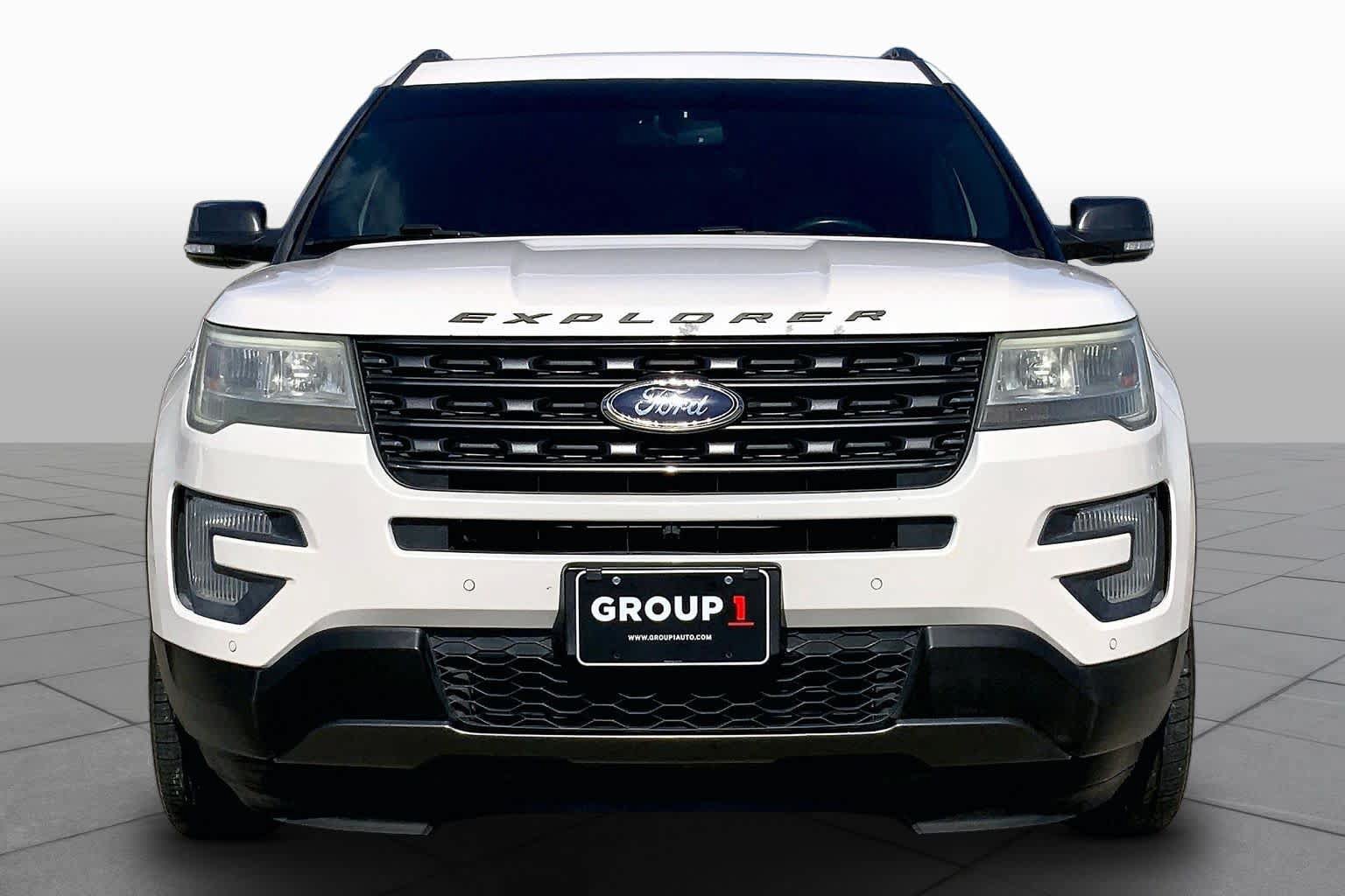 Used 2017 Ford Explorer XLT w/ Equipment Group 202A FWD image 4