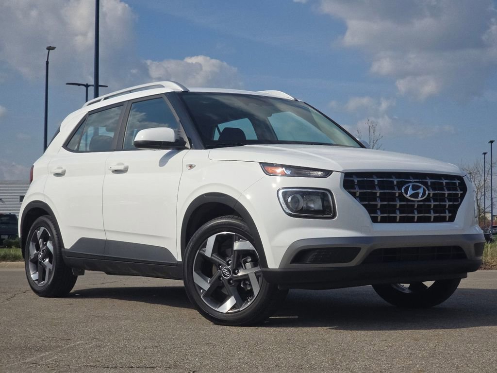 Used 2025 Hyundai Venue SEL FWD image 2