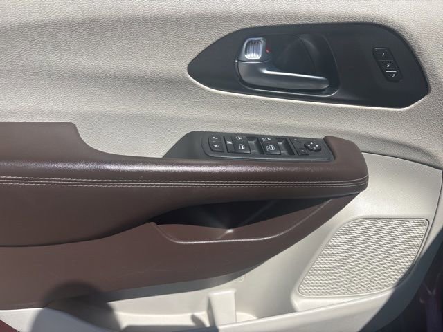 Used 2021 Chrysler Pacifica Touring-L FWD image 11