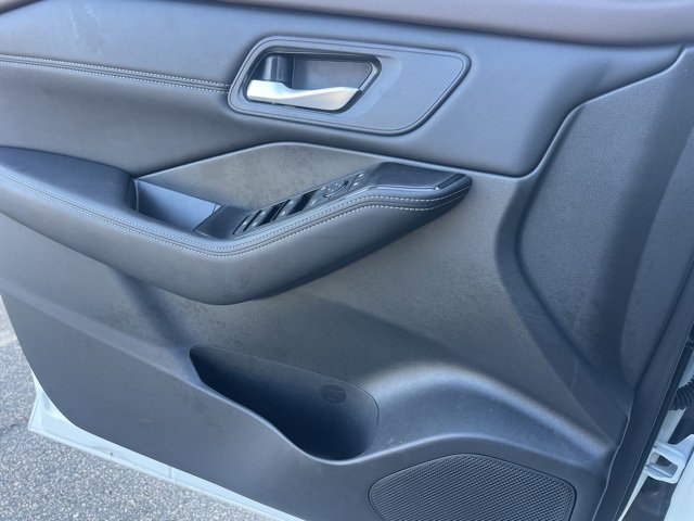 Used 2023 Nissan Rogue SV w/ SV Premium B Package image 4