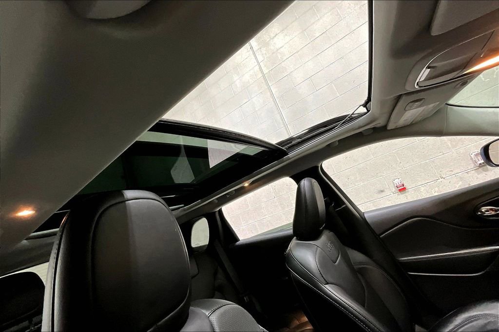 Used 2022 Jeep Cherokee Limited AWD/4WD image 27