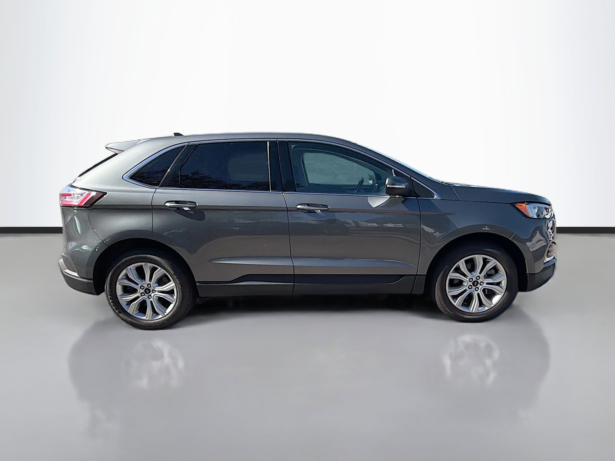 Used 2023 Ford Edge Titanium image 2