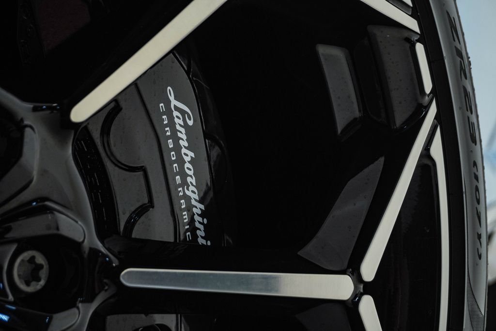 Used 2024 Lamborghini Urus Performante AWD/4WD image 6