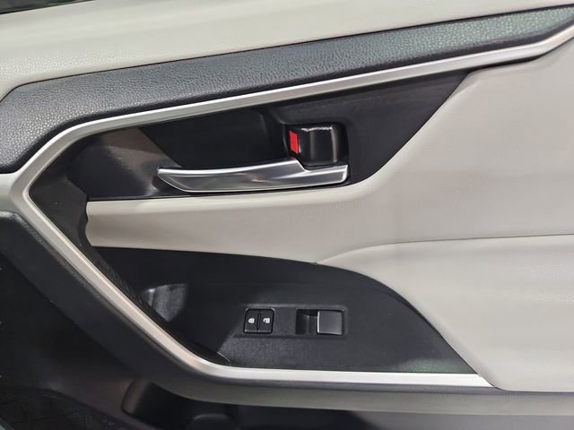 Used 2021 Toyota RAV4 XLE Premium image 31