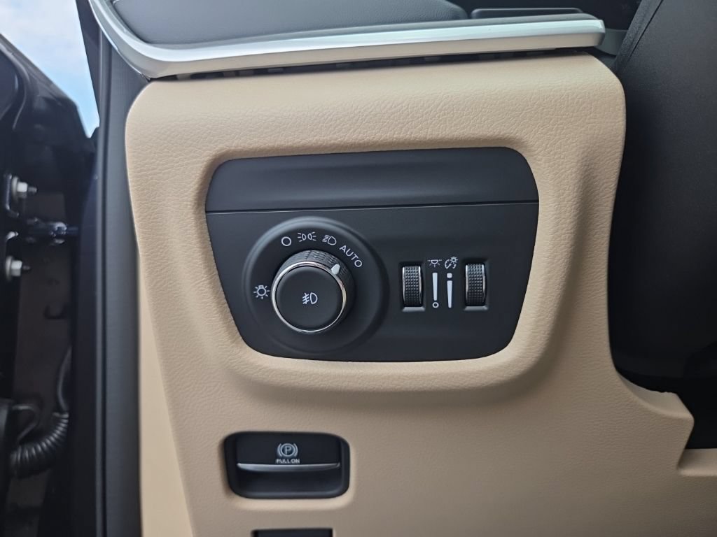 Used 2024 Jeep Grand Cherokee Limited AWD/4WD image 30