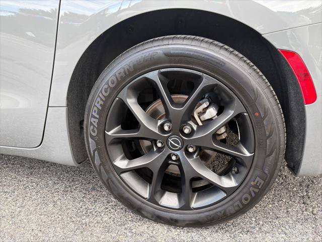 Certified 2025 Chrysler Pacifica Limited FWD image 11