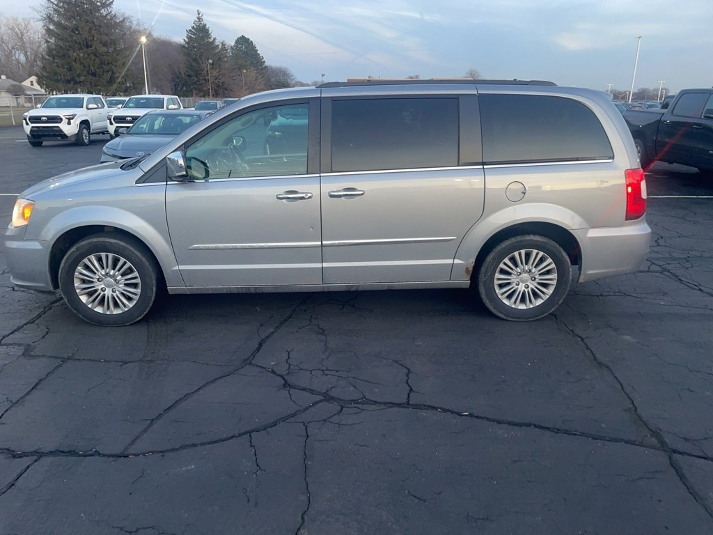 Used 2015 Chrysler Town & Country Touring-L w/ Driver Convenience Group image 9