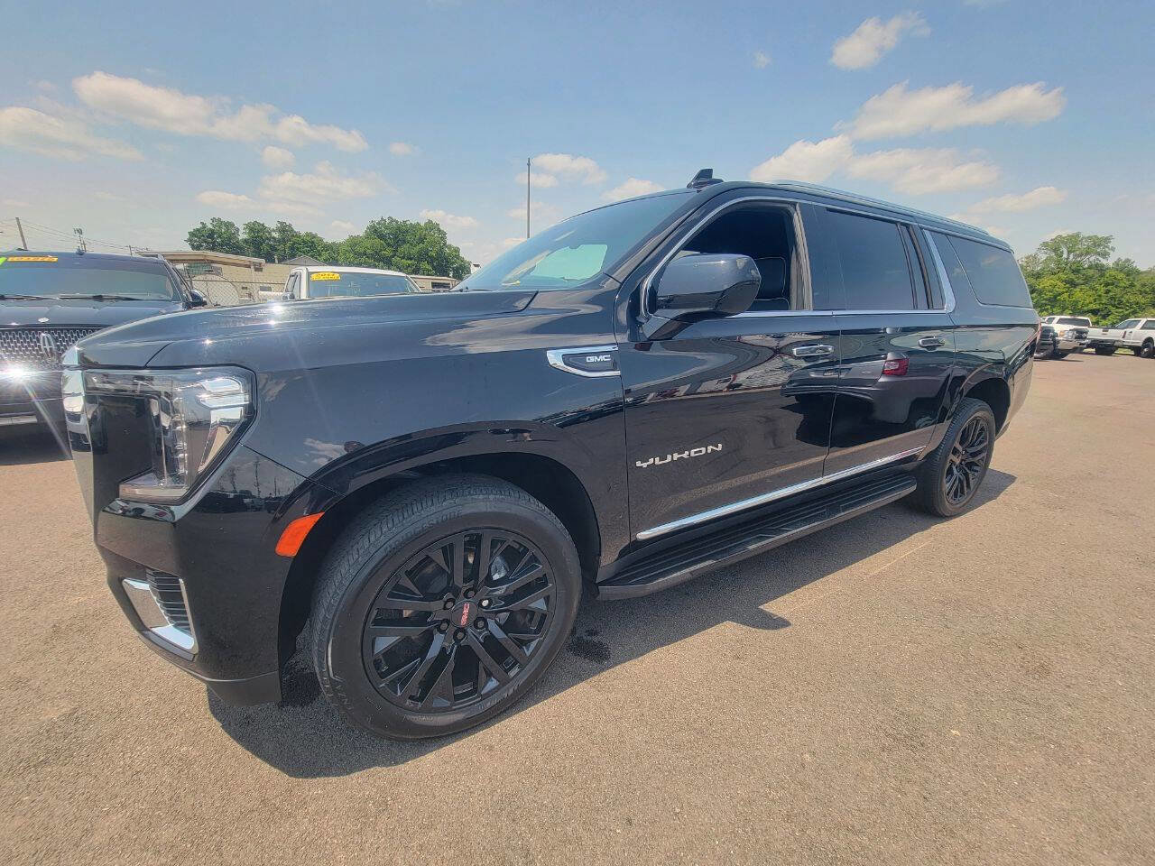 Used 2022 GMC Yukon XL SLT image 2