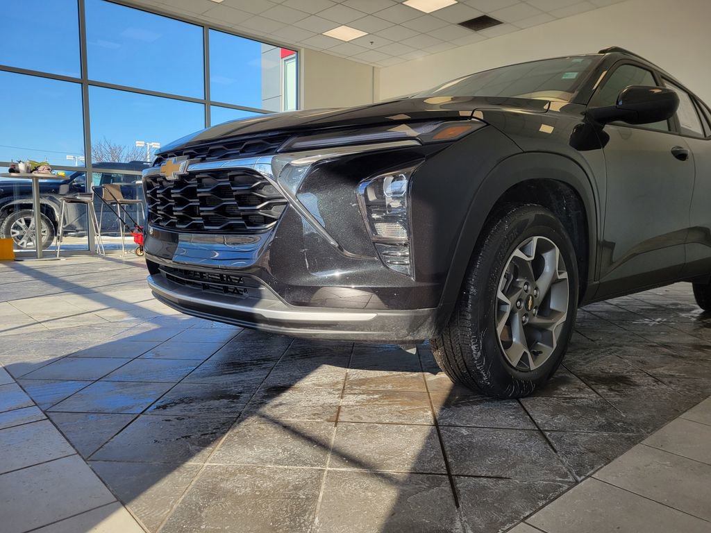 Used 2025 Chevrolet Trax LT w/ LT Convenience Package image 12
